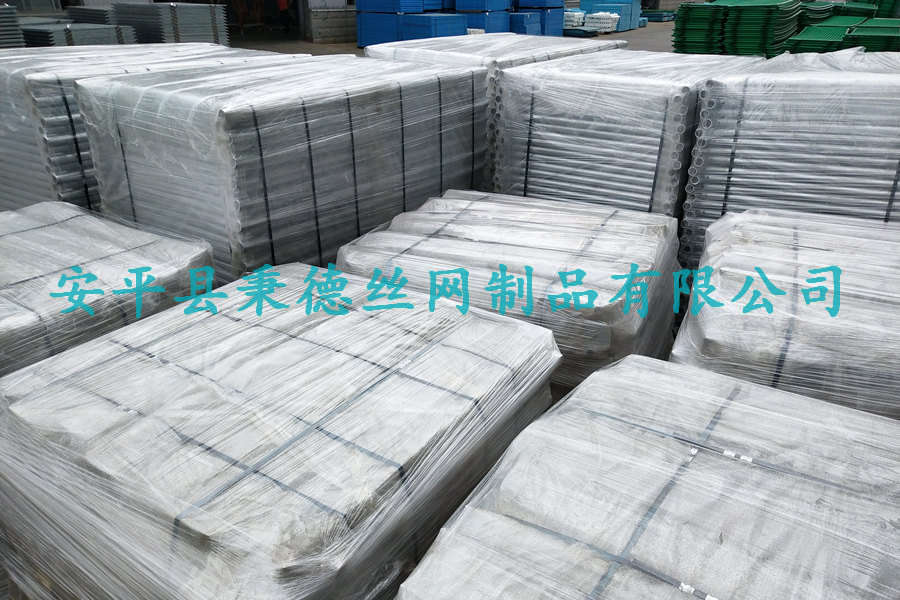 東南亞出口熱鍍鋅護(hù)欄網(wǎng)